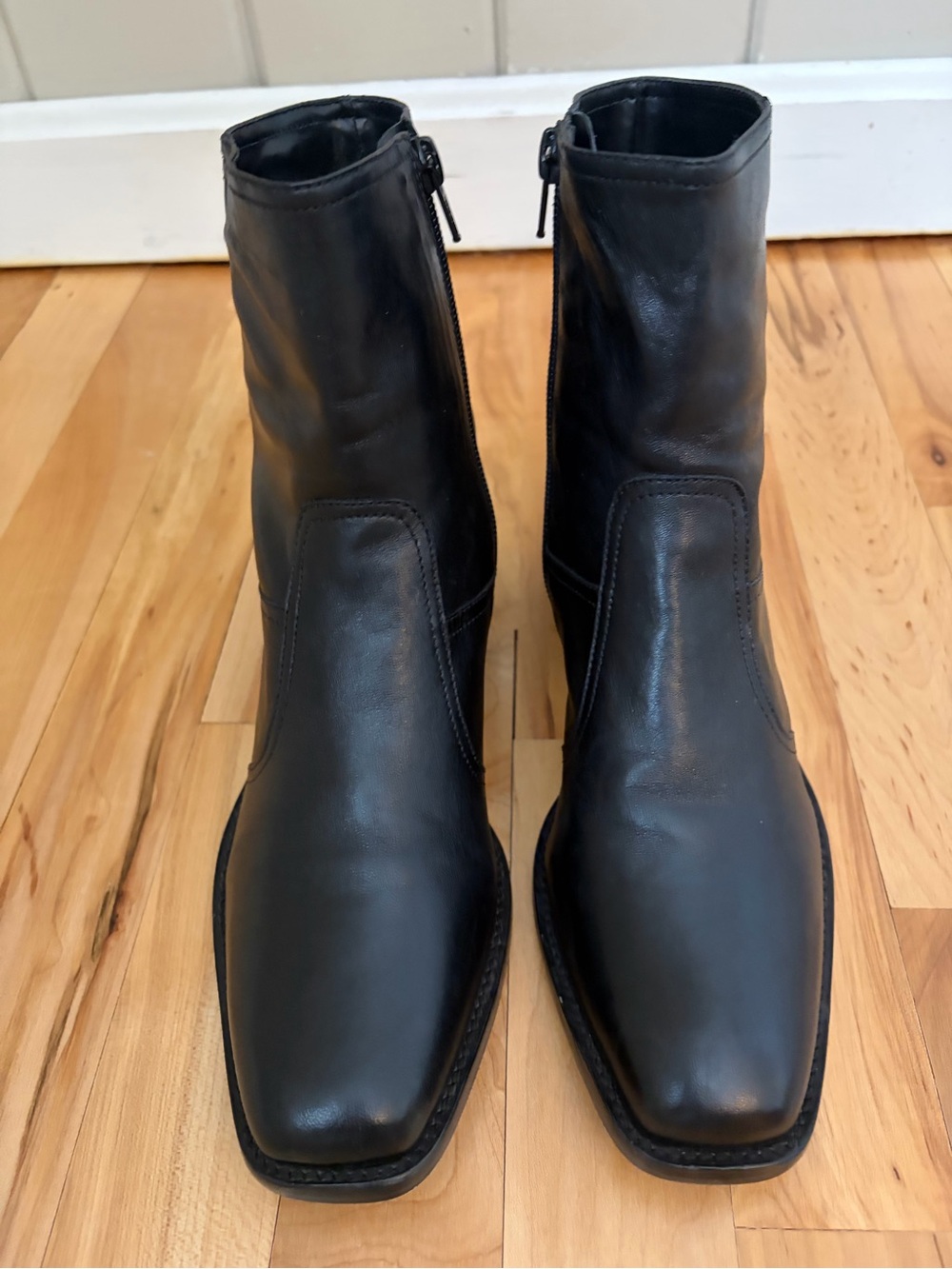 Antonio Melani women’s black leather ankle boots size 8 excellent condition - Picture 2 of 11